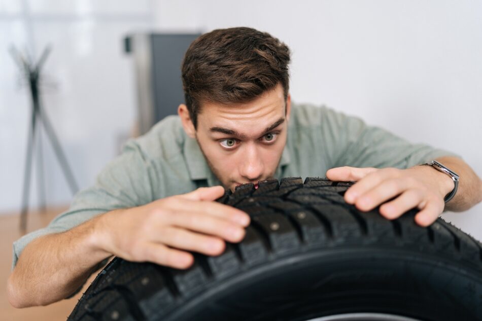 Nové pneumatiky s označením kvality pripravené na montáž na auto.